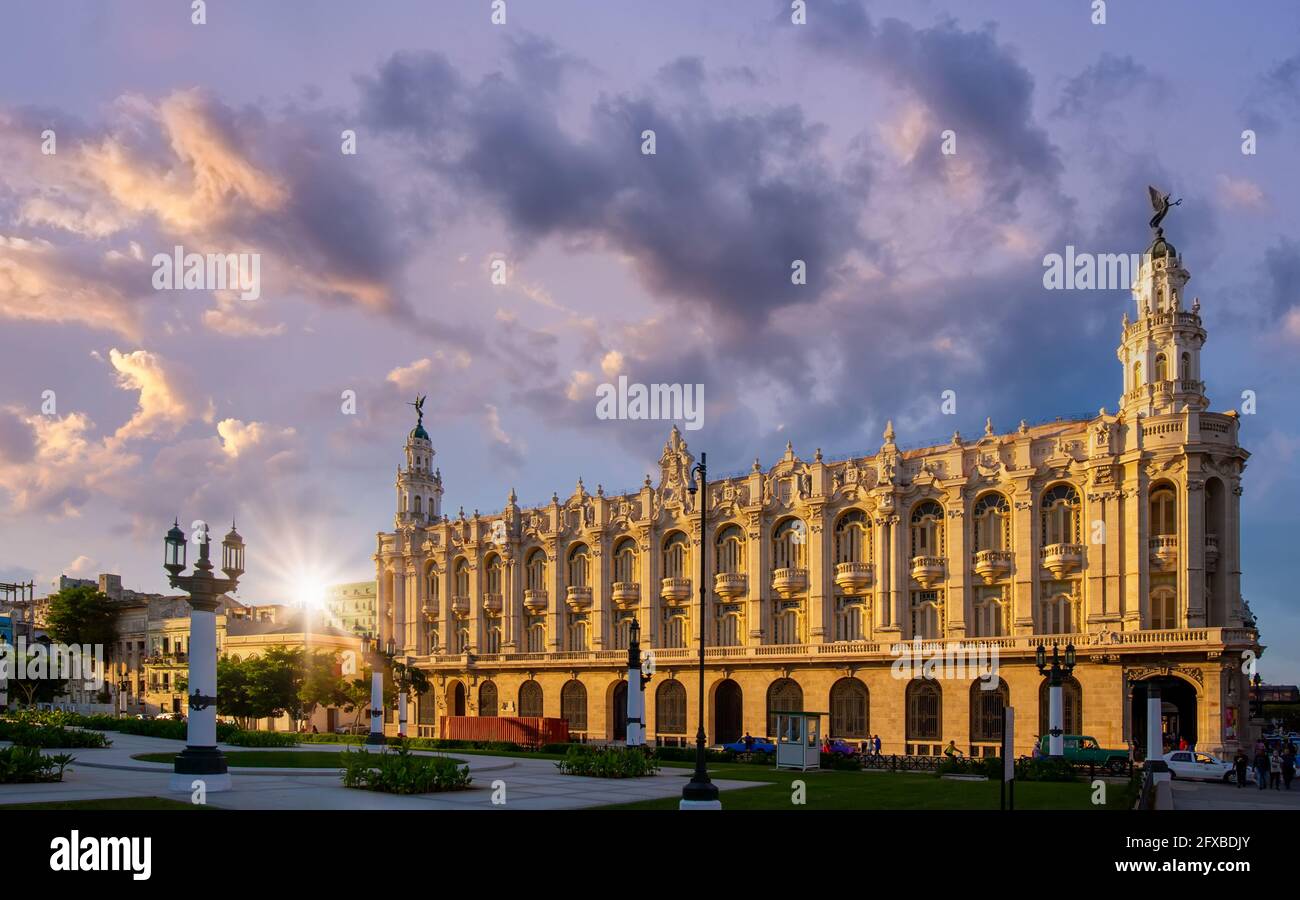 L'Avana Gran Theatre (Gran Teatro de la Habana), sede del Balletto Nazionale Cubano situato di fronte a El Capitolio, nel centro storico dell'Avana (l'Avana vieja). Foto Stock