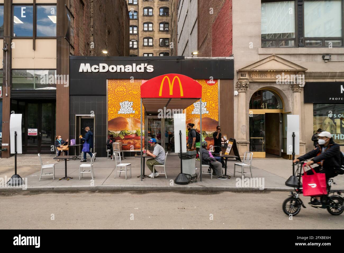 Un ristorante McDonald's a Union Square a New York pubblicizza l'offerta di Chicken Sandwich Deluxe croccante martedì 11 maggio 2021. Nel 2019 Popeye’s ha debuttato con grande successo il suo panino di pollo, portando quasi ogni catena di fast food a generare un piatto di pollo croccante. McDonald’s è finalmente entrato come gorilla da 800 libbre e ha già portato ad una spinta del traffico nei suoi ristoranti. (© Richard B. Levine) Foto Stock