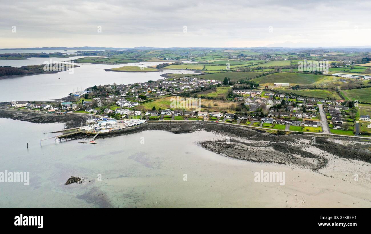 Vista aerea del drone sul villaggio di Whiterock Strangford Lough Foto Stock