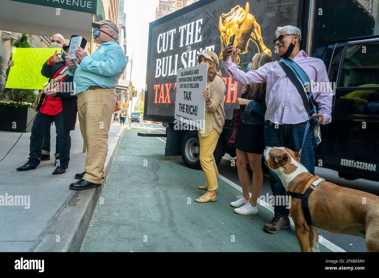I manifestanti di Patriotic Millionaires tengono una tassa il rally ricco fuori del palazzo di appartamenti di Jeff Bezos a Nomad a New York lunedì 17 maggio 2021. Il gruppo sta usando il giorno di imposta per chiedere che il codice di imposta sia modificato per richiedere ai ricchi di pagare la loro giusta quota. (© Richard B. Levine) Foto Stock