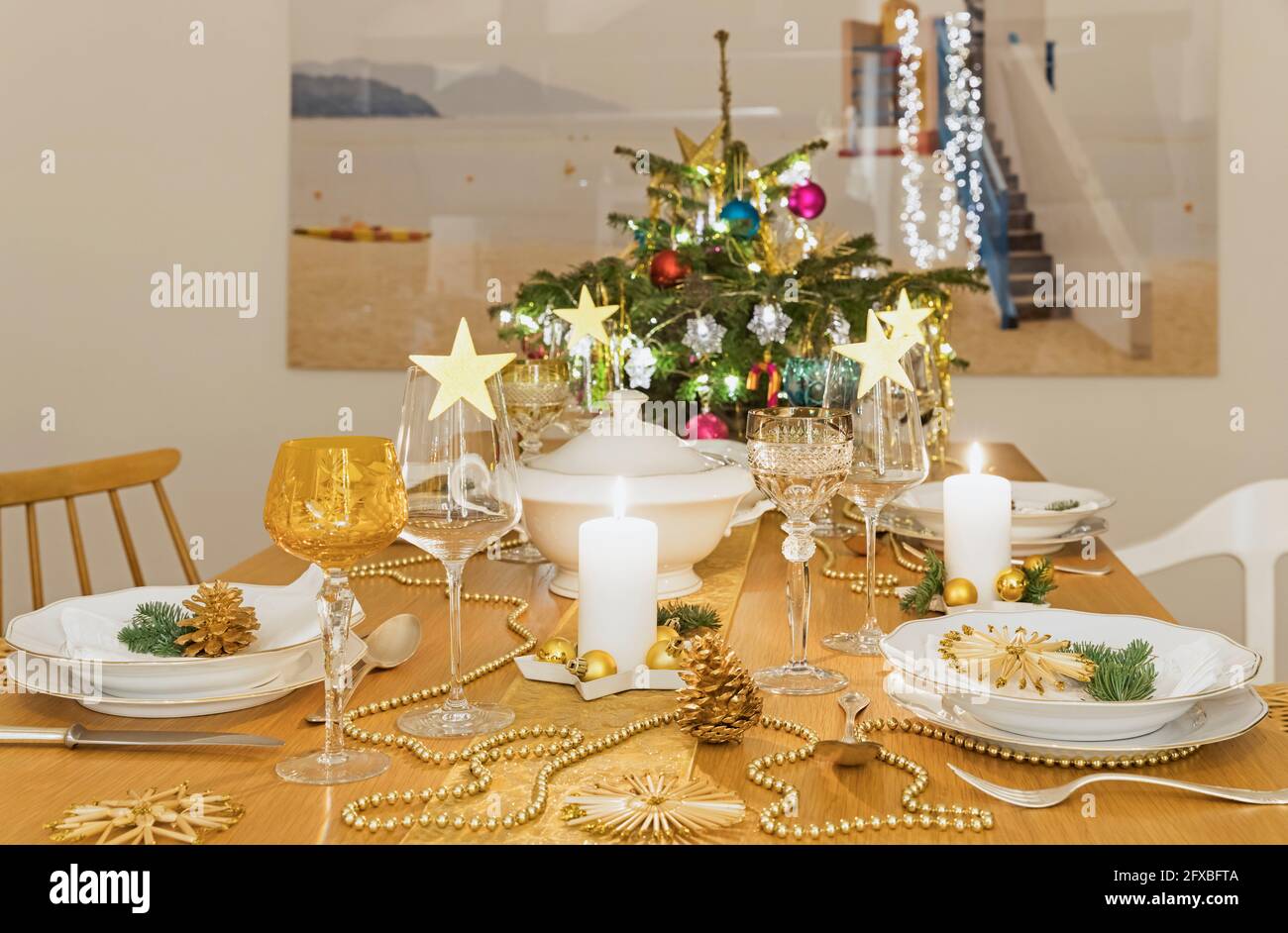 Tavolo natalizio con piccolo albero di Natale sullo sfondo Foto Stock