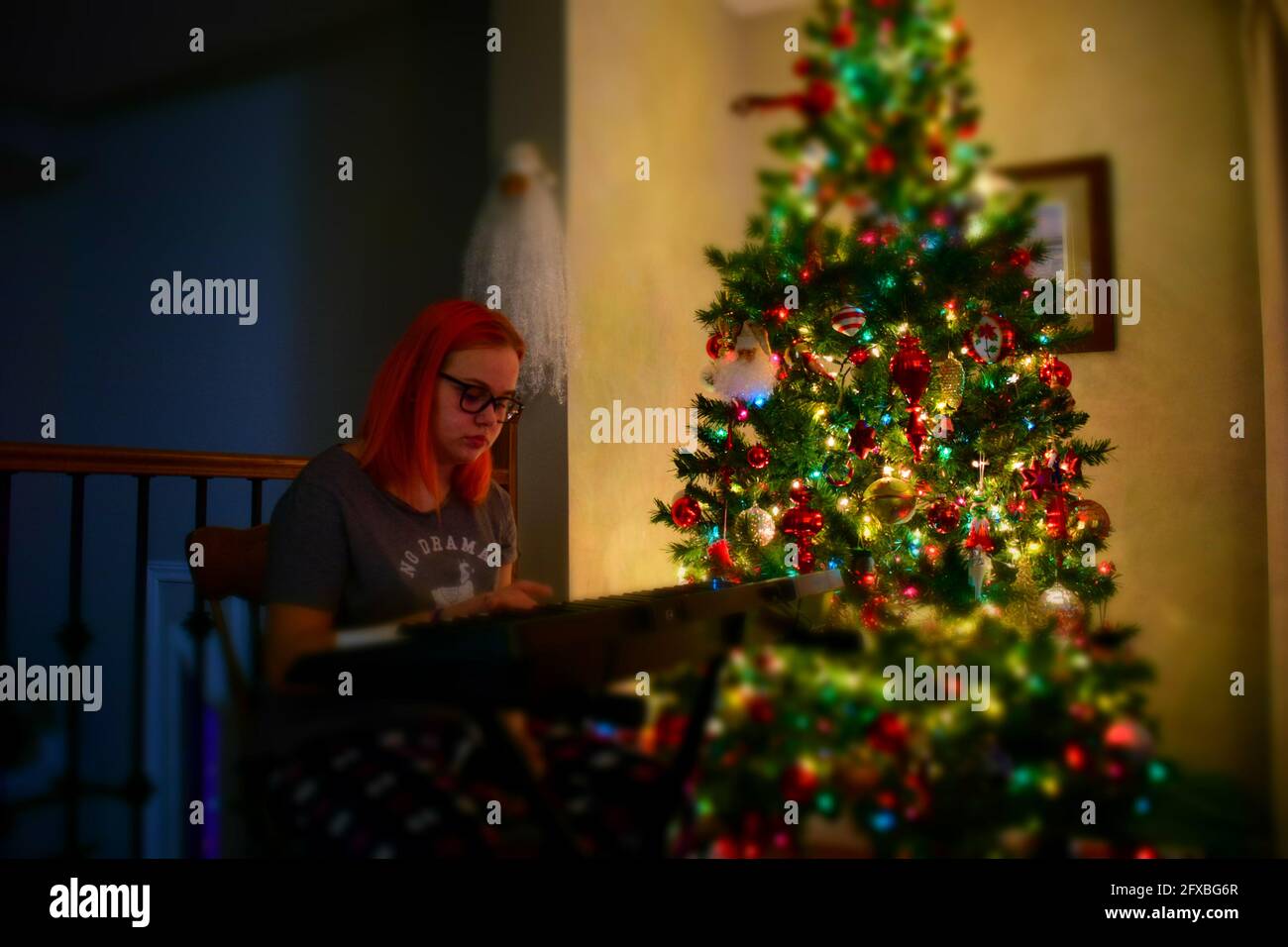 Giocare a Natale Carols Foto Stock