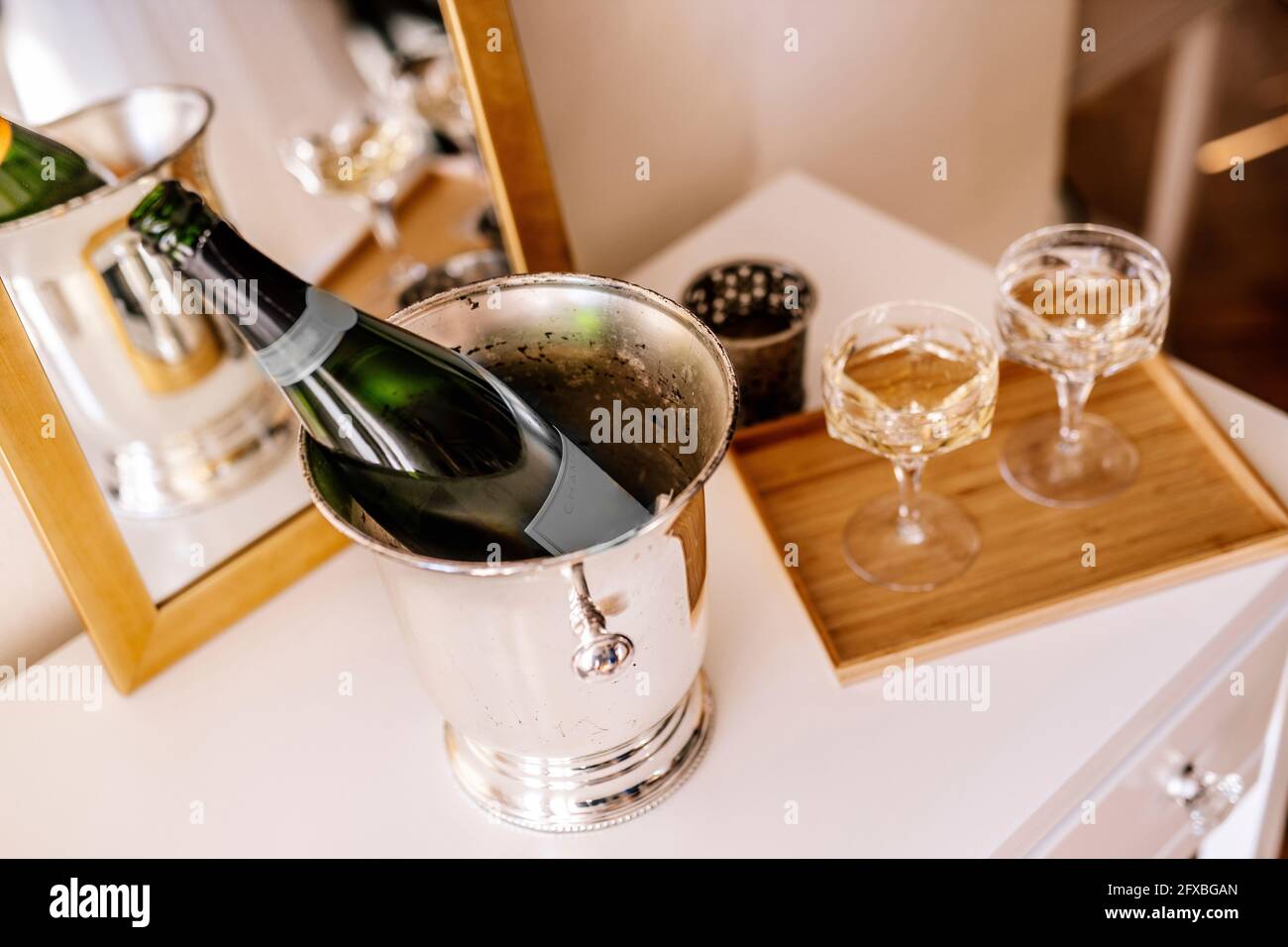 Champagne nel secchio sul tavolo immagini e fotografie stock ad alta  risoluzione - Alamy