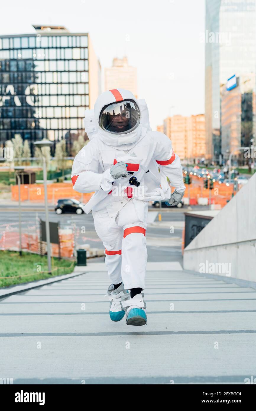 Astronauta medio adulto che indossa un costume da bagno che corre su una  scala Foto stock - Alamy