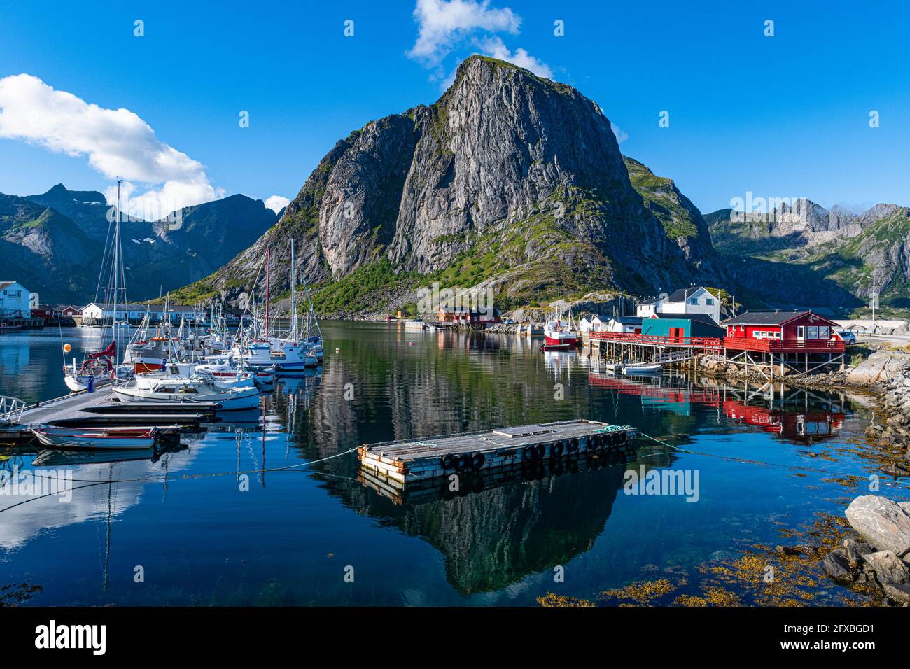 Barche organizzate in montagna al porto di Reine, Lofoten, Norvegia Foto Stock