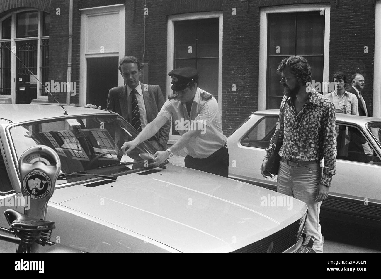 Ir Jan Barkhof, vicedirettore ANWB, guarda come un'auto parcheggiata erroneamente ad Amsterdam viene emessa un biglietto con informazioni sulle aree P+R da un addetto al parcheggio invece di una multa, 8 settembre 1981, auto, registi, Politica dei parcheggi, parcheggi, addetti ai parcheggi, Paesi Bassi, foto dell'agenzia stampa del XX secolo, notizie da ricordare, documentario, fotografia storica 1945-1990, storie visive, Storia umana del XX secolo, che cattura momenti nel tempo Foto Stock