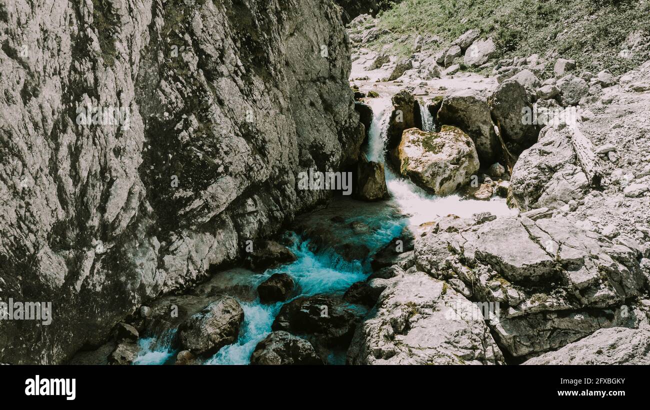 Fiume tra le montagne della Baviera, Germania Foto Stock