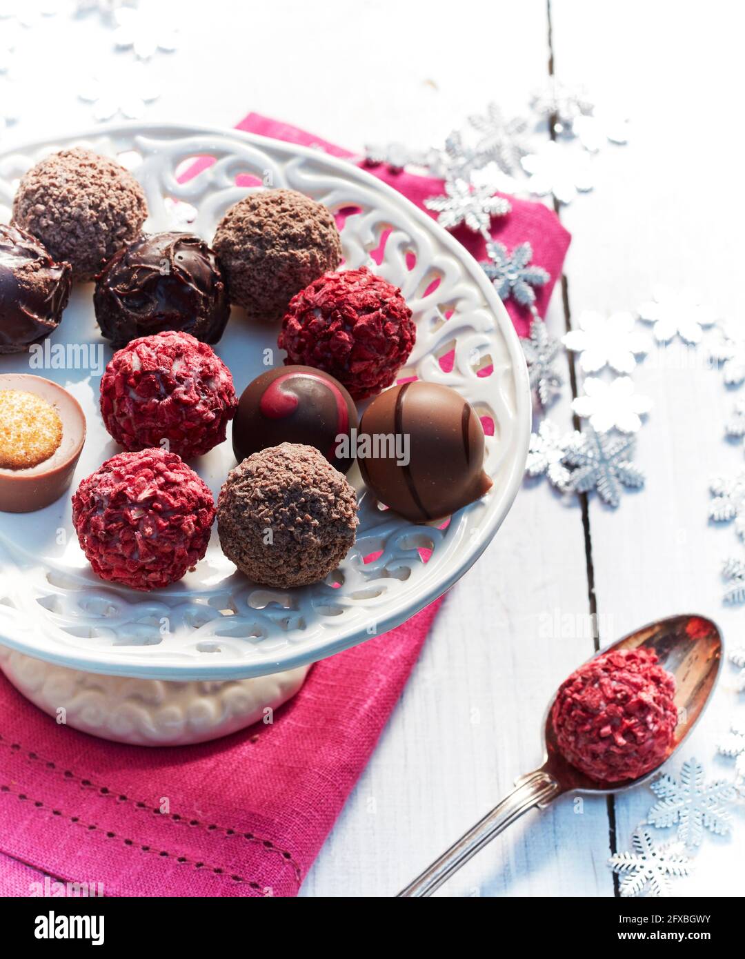 Piatto di praline sul tavolo con decorazione di Natale Foto Stock