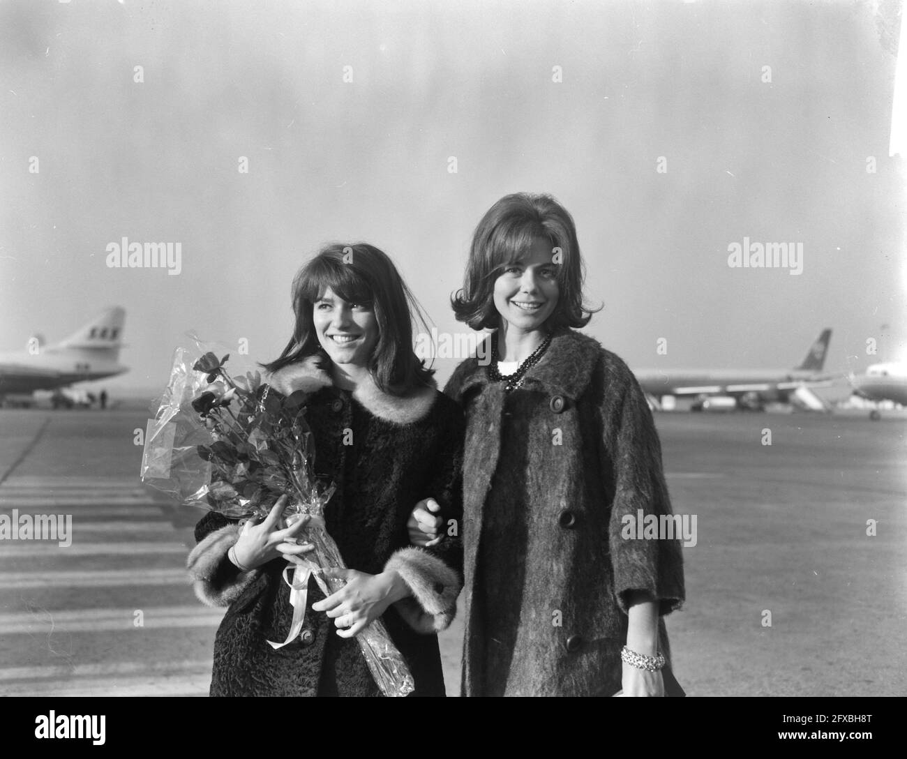 La star cinematografica italiana Giorgia Moll (a sinistra) all'aeroporto di Schiphol, 21 novembre 1961, attrici, star del cinema, Aeroporti, Paesi Bassi, foto agenzia stampa del XX secolo, notizie da ricordare, documentario, fotografia storica 1945-1990, storie visive, Storia umana del XX secolo, che cattura momenti nel tempo Foto Stock