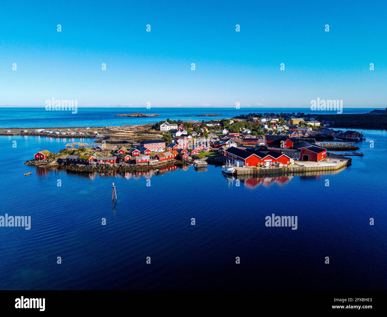 Norvegia, Nordland, Reine, veduta aerea del villaggio di pescatori sull'isola di Moskenesoya Foto Stock