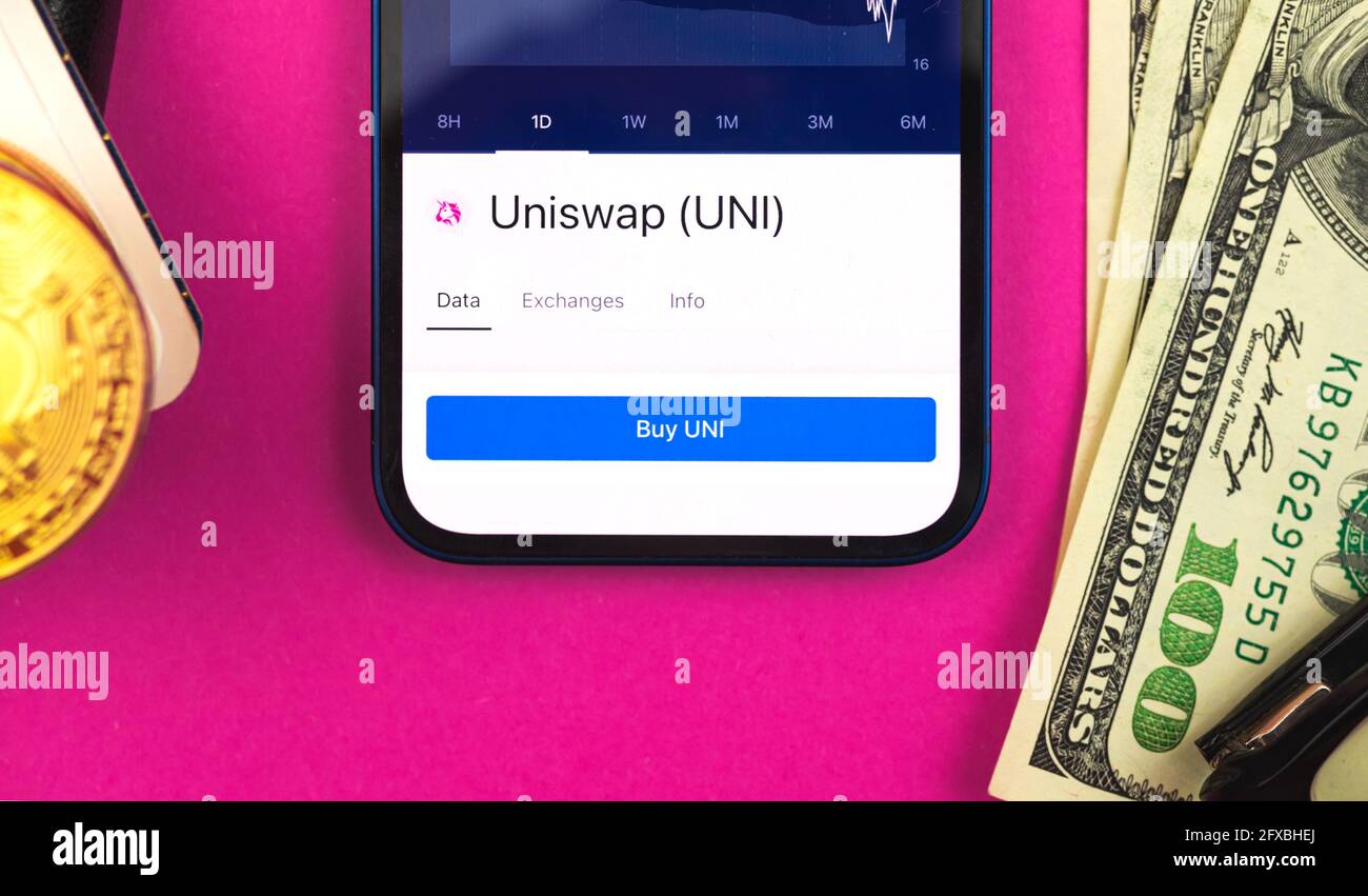 Commercio con UNISWAP UNI criptovaluta nvirtual money, online banking con concetto di telefonia mobile, acquistare e vendere, sfondo rosa Foto Stock