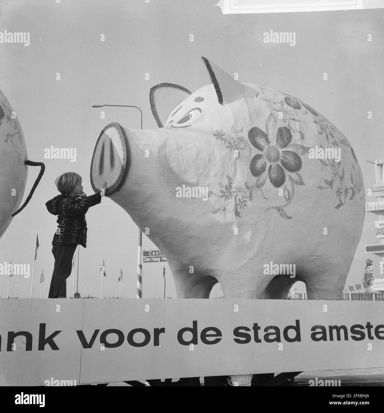 Bambino che guarda da vicino a una delle banche piggy, 25 ottobre 1965, banche, bambini, Parate, risparmio, Paesi Bassi, foto agenzia stampa del XX secolo, notizie da ricordare, documentario, fotografia storica 1945-1990, storie visive, Storia umana del XX secolo, che cattura momenti nel tempo Foto Stock