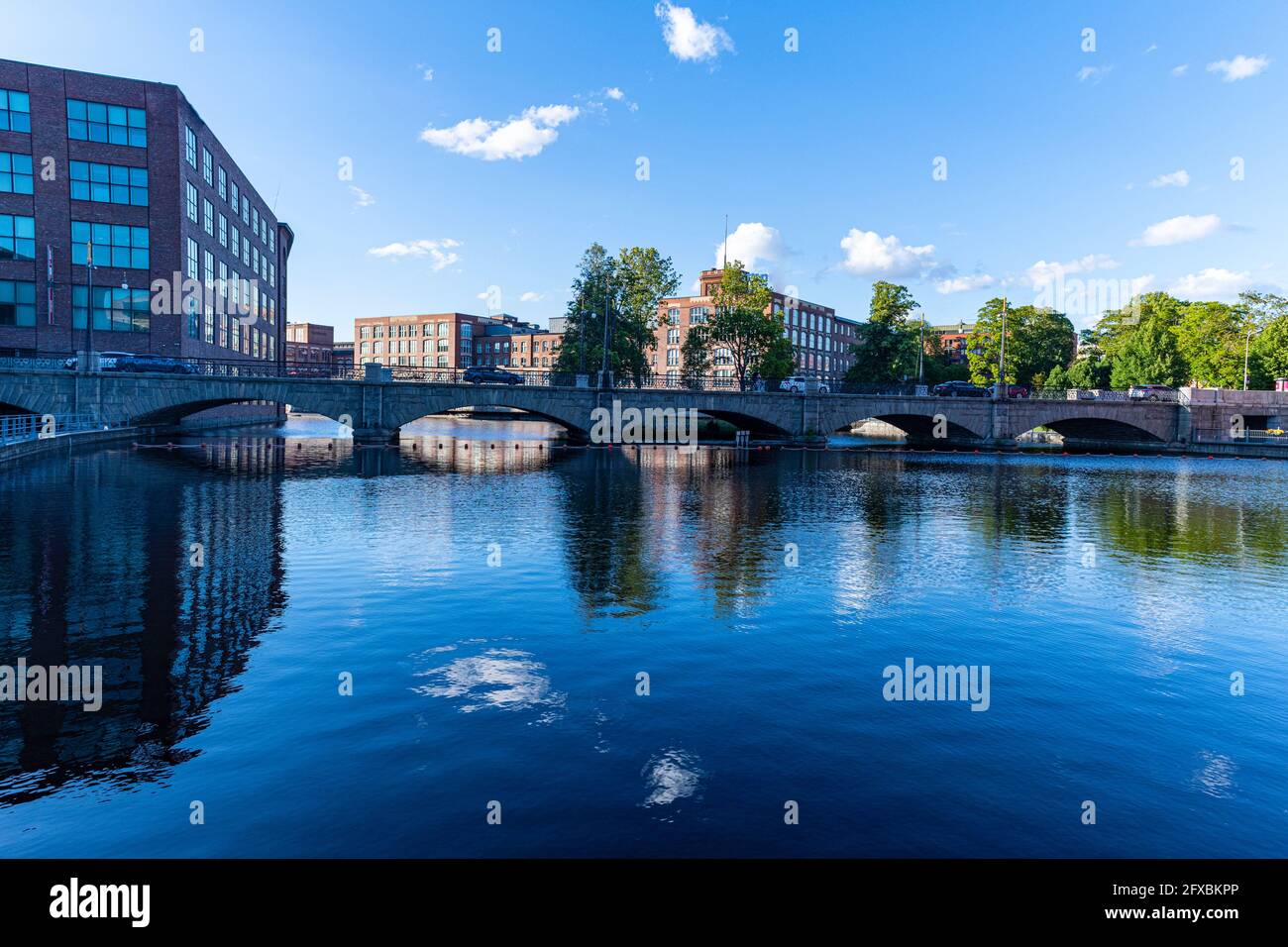 Finlandia, Pirkanmaa, Tampere, ponte ad arco cittadino che si estende sul fiume Tammerkoski Foto Stock Finlandia, Pirkanmaa, Tampere, ponte ad arco cittadino che si estende sul fiume Tammerkoski Foto Stock