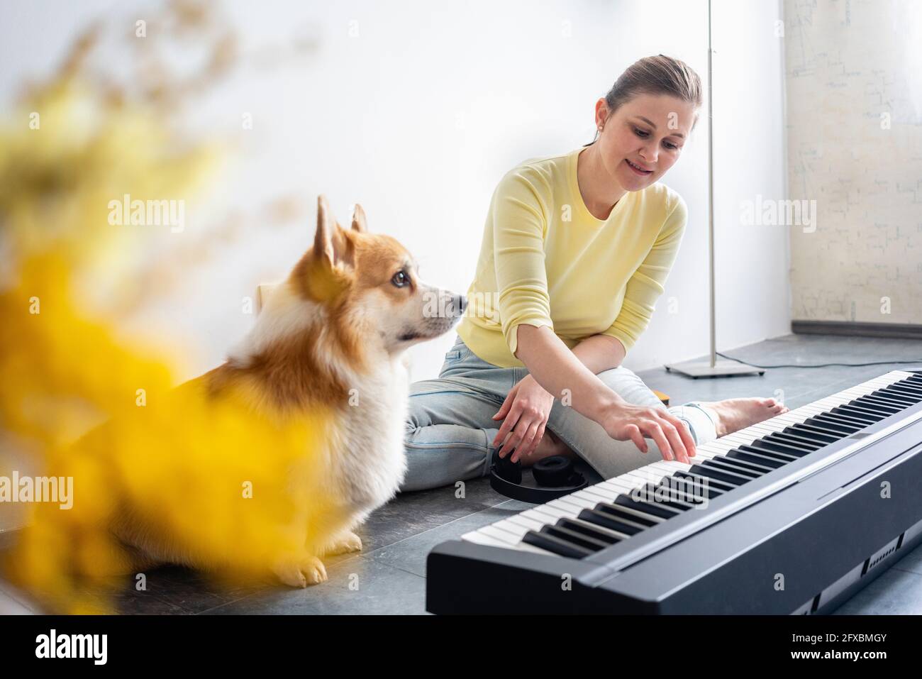 Donna che pratica piano da cane guardando lontano a casa Foto Stock