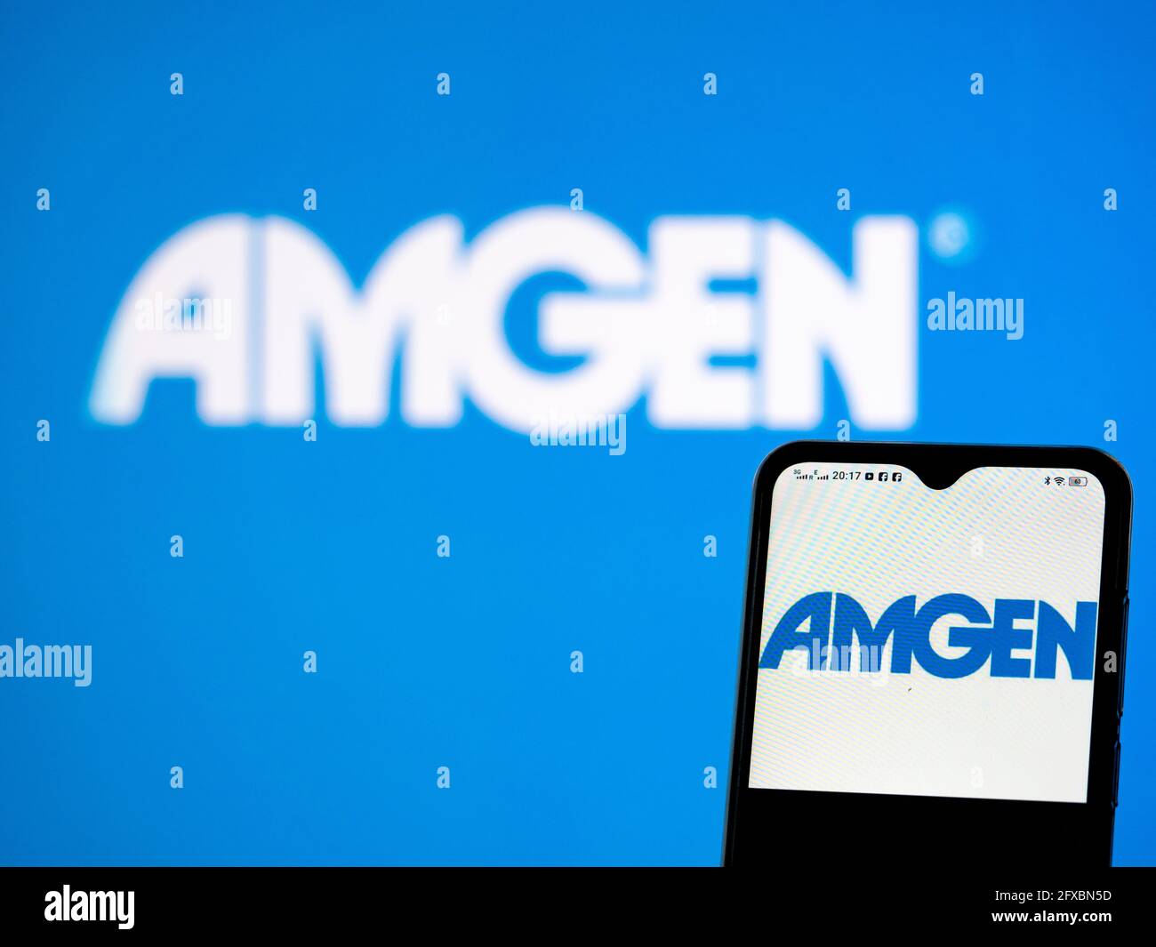 Ucraina. 26 Maggio 2021. In questa illustrazione fotografica, il logo Amgen Inc. Viene visualizzato sullo smartphone e sullo sfondo. (Foto di Igor Golovniov/SOPA Images/Sipa USA) Credit: Sipa USA/Alamy Live News Foto Stock