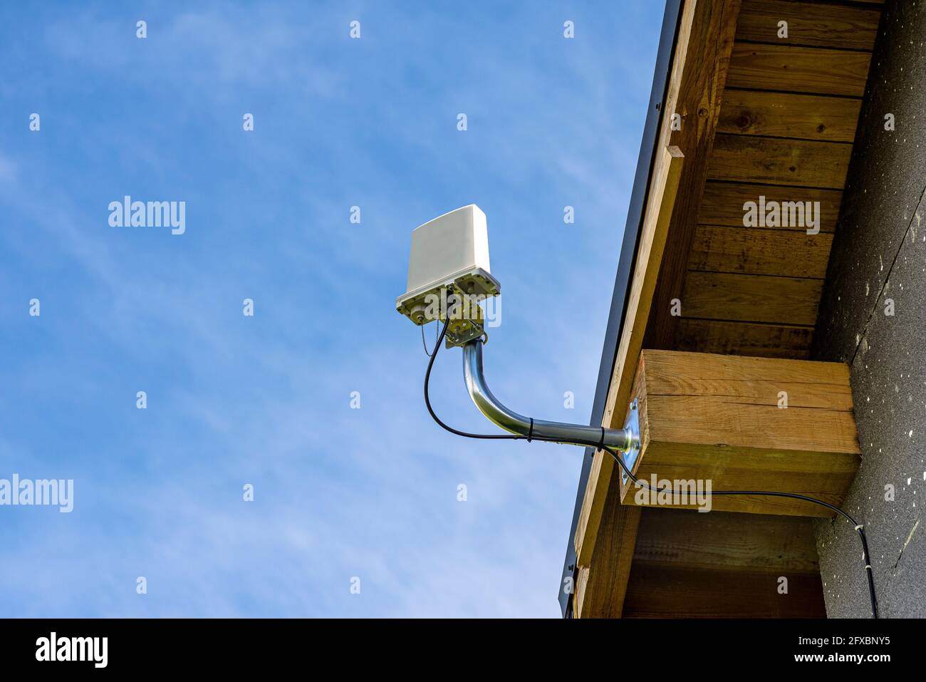 Amplificatore antenna per internet mobile domestico collegato ad un traliccio di legno. Foto Stock
