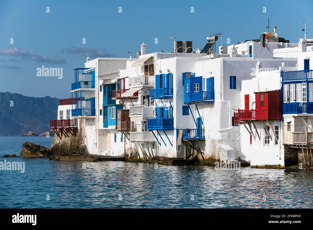 Grecia, Sud Egeo, Horta, bianche case ai margini della città costiera Foto Stock