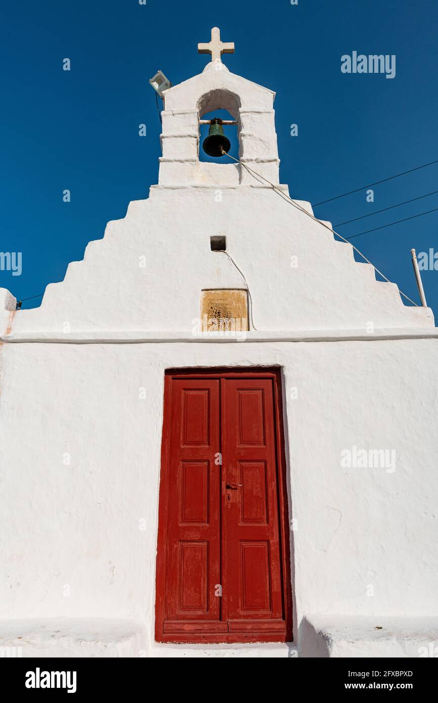 Grecia, Sud Egeo, Horta, porta d'ingresso della vecchia chiesa dipinta di bianco Foto Stock