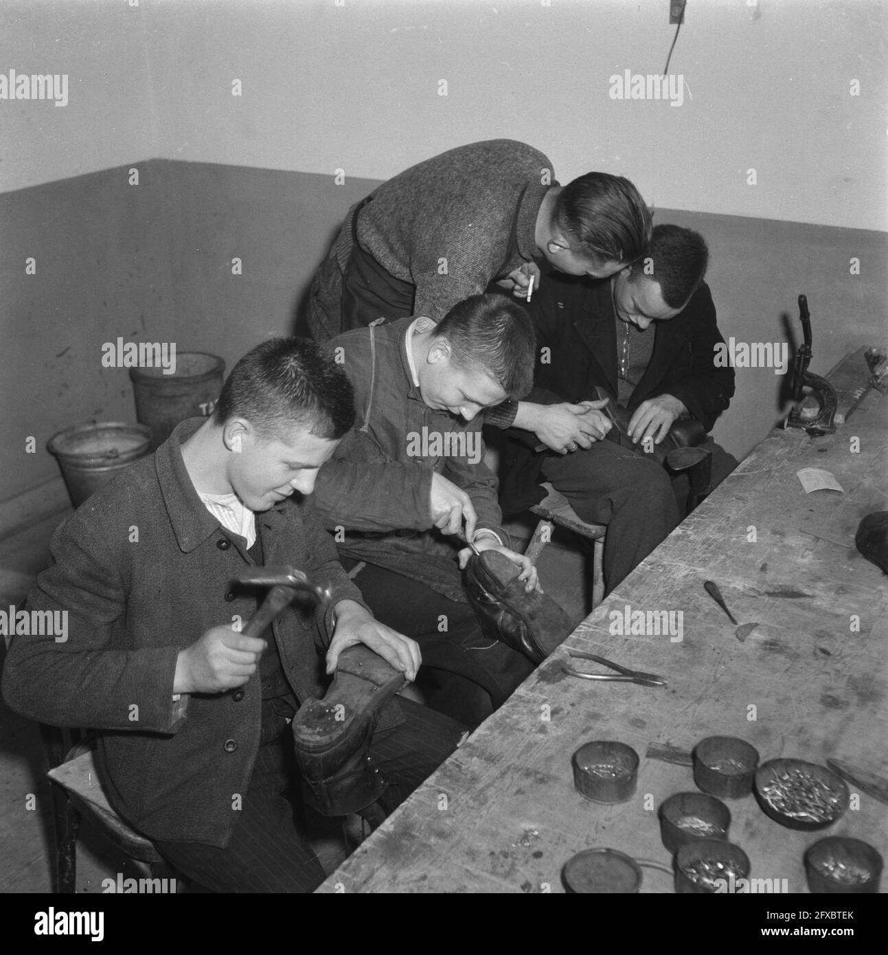 Ragazzi occupato riparazione scarpe, ottobre 1945, bambini, istruzione, cura di adottivo, Shoemakers, seconda guerra mondiale, Paesi Bassi, foto agenzia stampa del XX secolo, notizie da ricordare, documentario, fotografia storica 1945-1990, storie visive, Storia umana del XX secolo, che cattura momenti nel tempo Foto Stock