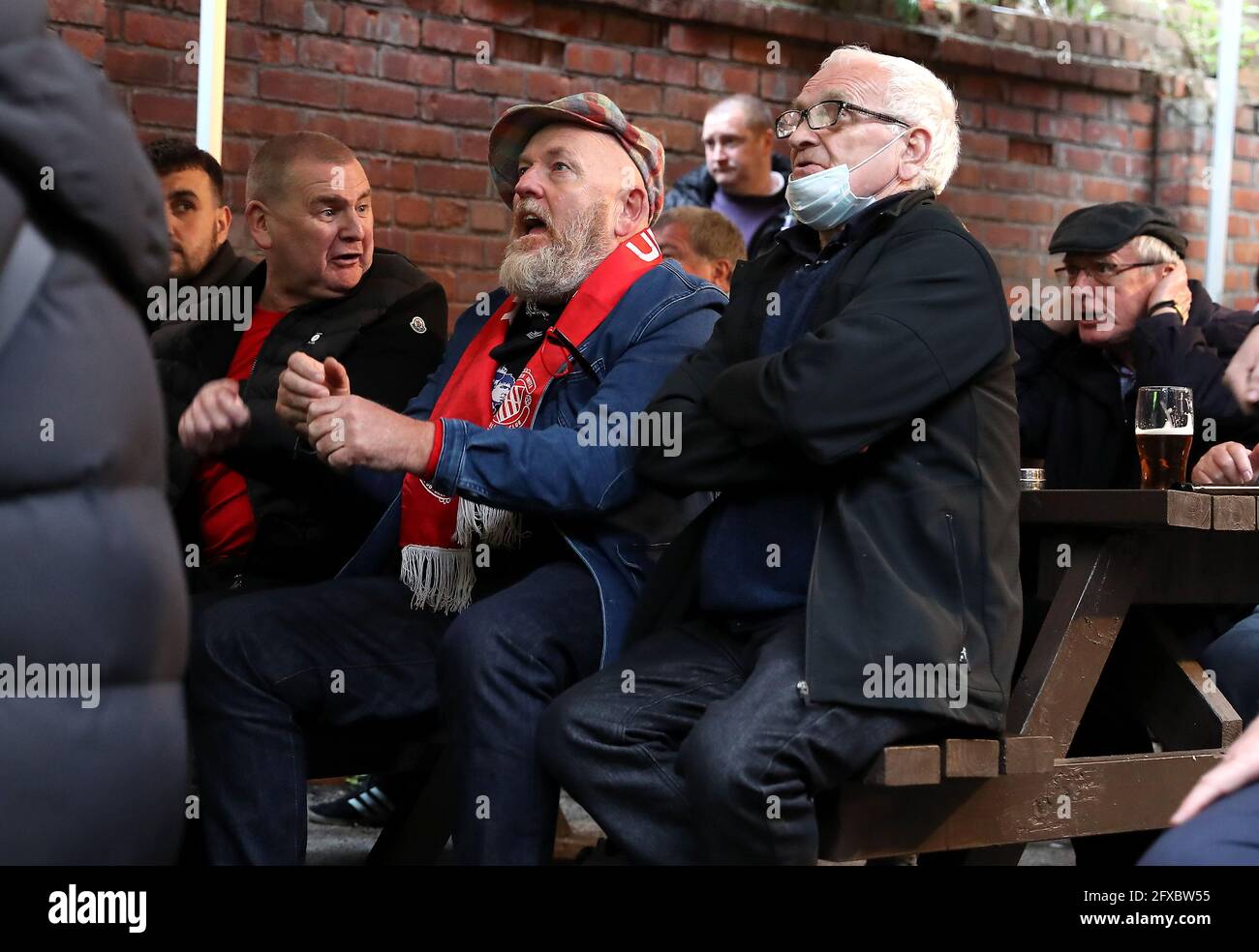 Tifosi che guardano la finale della UEFA Europa League al pub Sir Ralph Abercromby di Manchester. Data immagine: Mercoledì 26 maggio 2021. Foto Stock