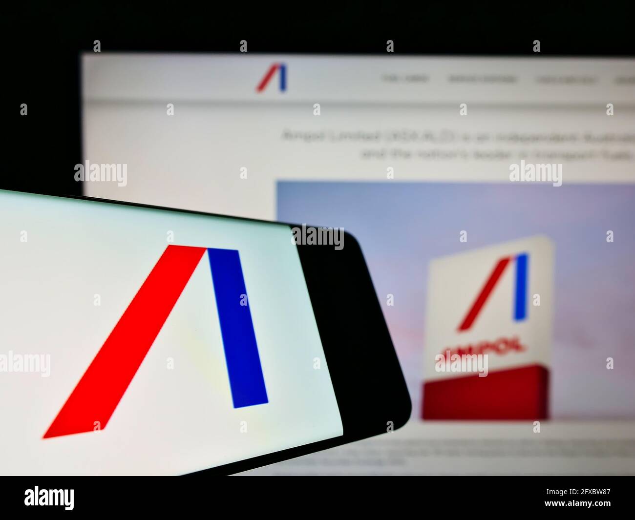 Smartphone con logo della società australiana di petrolio, carburante e gas Ampol Limited sullo schermo di fronte al sito web. Messa a fuoco al centro sinistra di sul display del telefono. Foto Stock