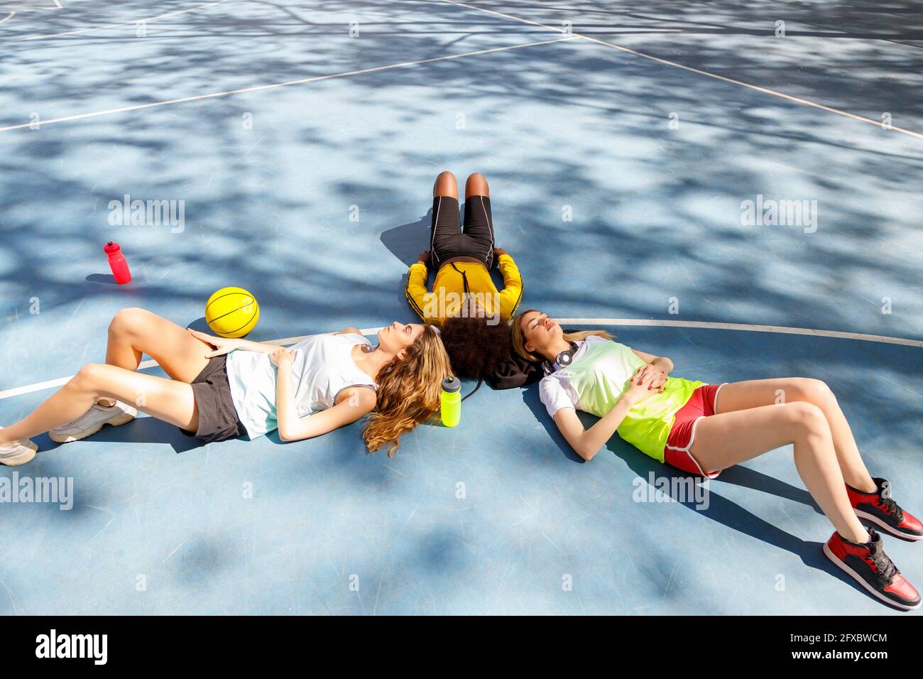 Giovani donne che riposano sul campo sportivo Foto Stock
