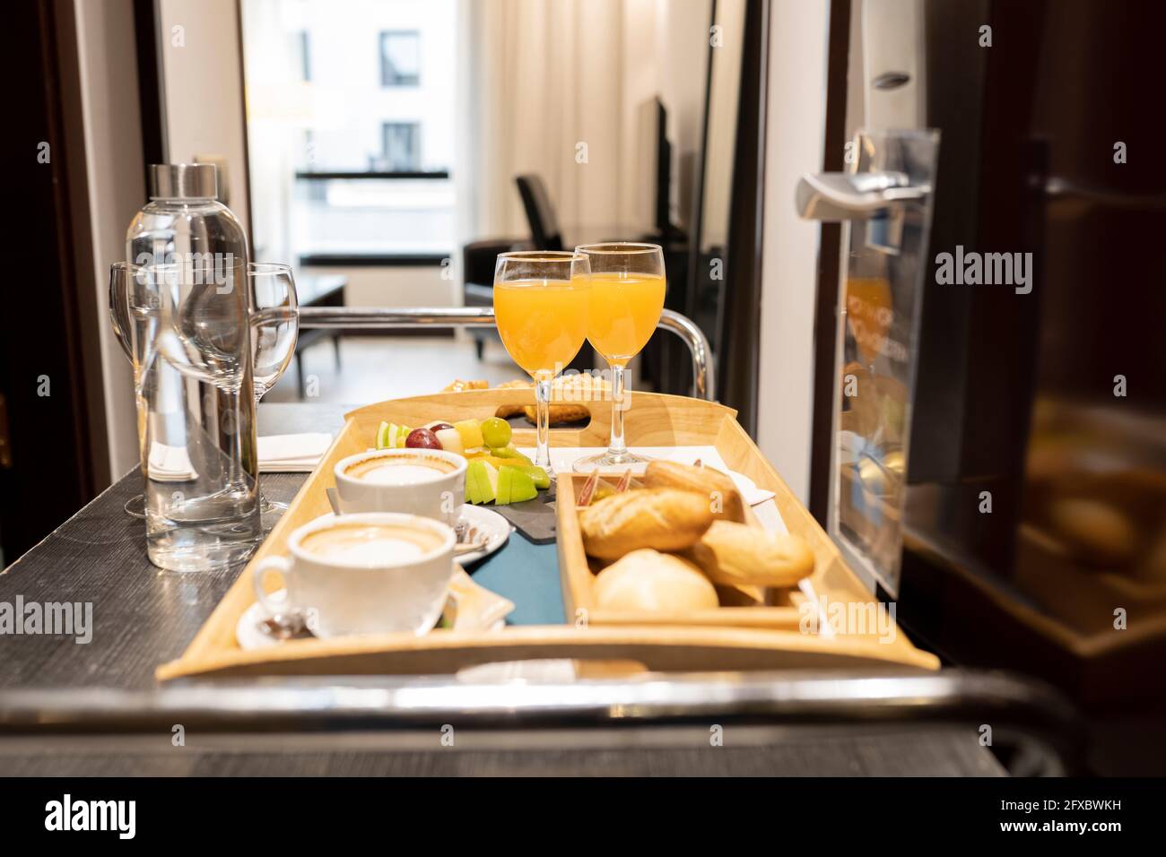 Vassoio per la colazione nella suite dell'hotel Foto Stock