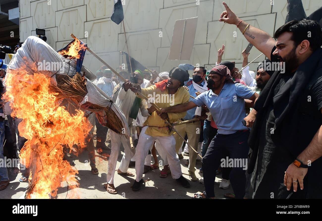 Nuova Delhi, India. 26 Maggio 2021. Gli agricoltori bruciano un effigie durante la protesta contro le leggi agricole che segnano un giorno nero al confine con Ghazipur a Nuova Delhi, India, mercoledì 26 maggio 2021. Gli agricoltori protestano contro tre frontiere di Nuova Delhi dagli ultimi sei mesi a causa di nuove leggi che influenzano il loro lavoro. Foto di Abhisek/UPI Credit: UPI/Alamy Live News Foto Stock