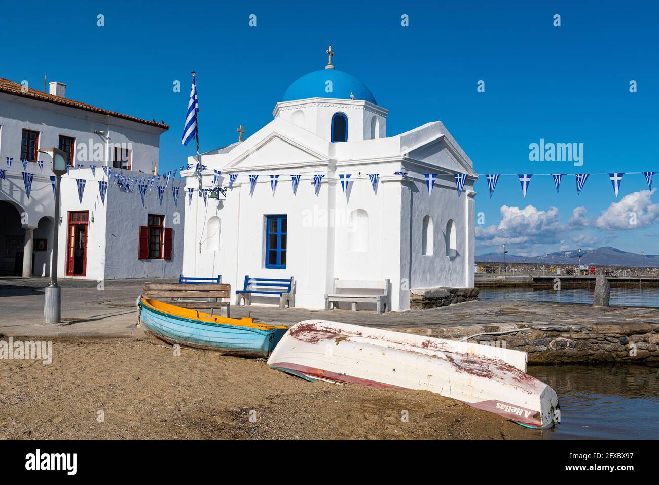 Grecia, Sud Egeo, Horta, barche a remi che giacciono di fronte alla cappella dipinta di bianco Foto Stock