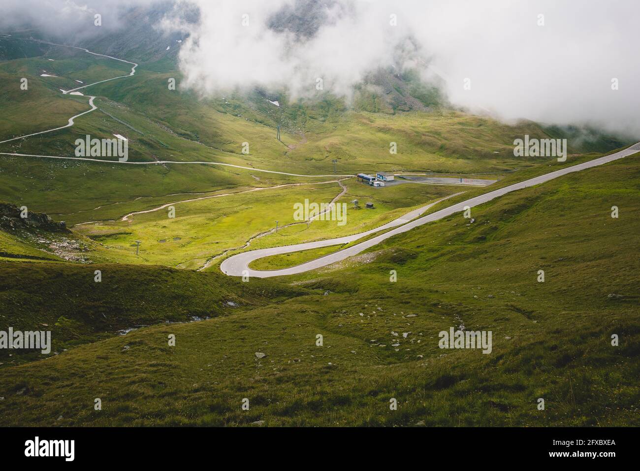 Austria, Carinzia, vista ad alto angolo della tortuosa strada alpina Grossglockner Foto Stock