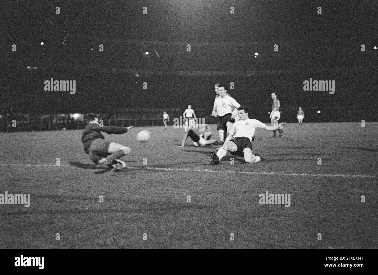 Young Oranje contro Young England, 29 novembre 1961, sport, giocatori di calcio, Paesi Bassi, foto agenzia stampa del xx secolo, notizie da ricordare, documentario, fotografia storica 1945-1990, storie visive, Storia umana del XX secolo, che cattura momenti nel tempo Foto Stock