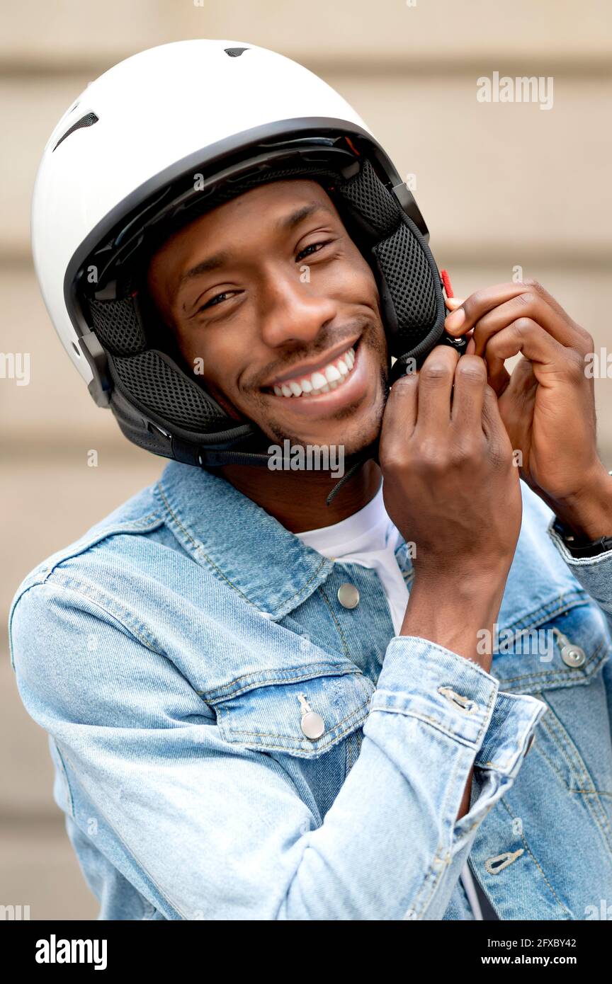 Uomo africano che indossa casco Foto Stock