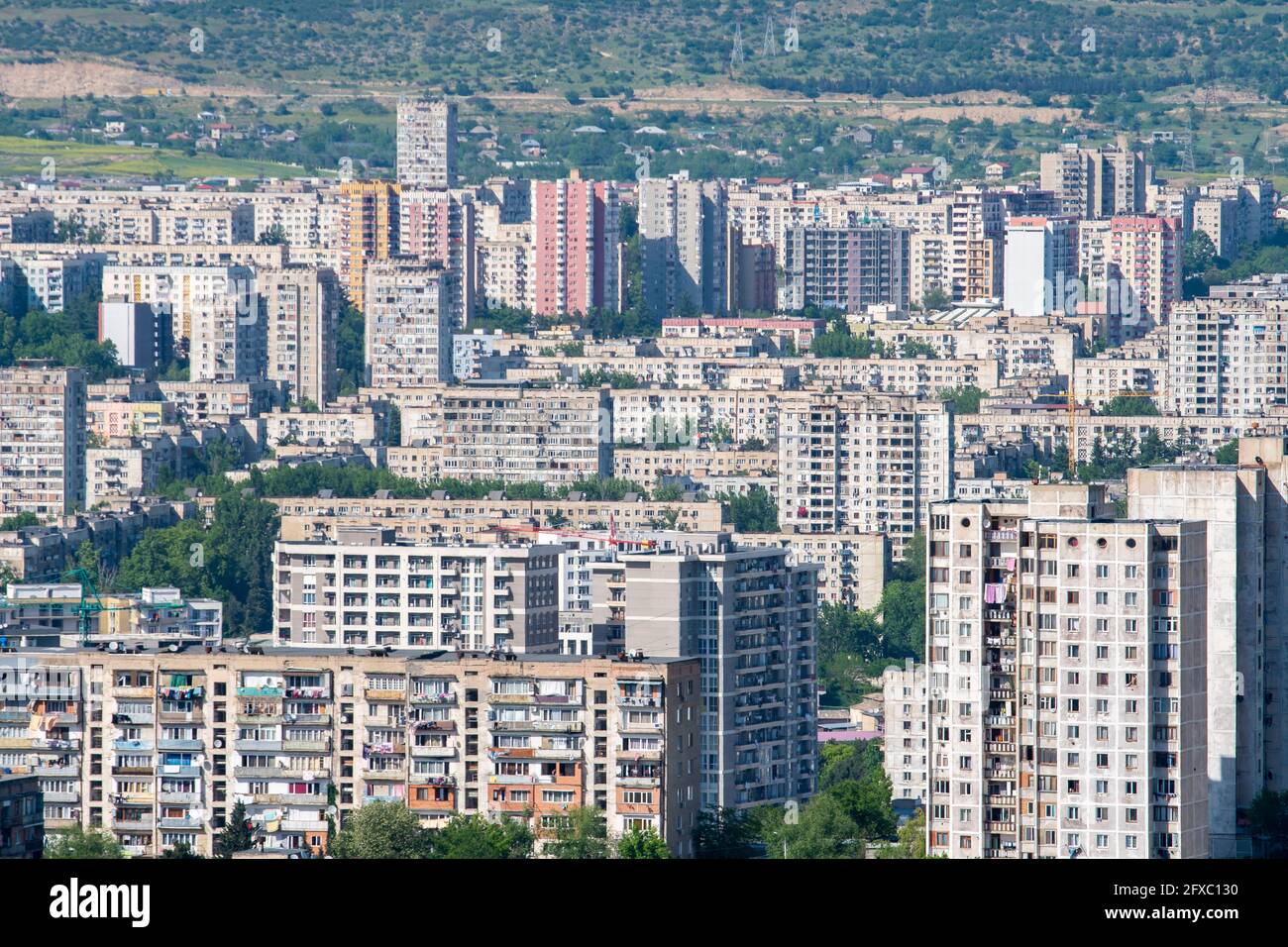 Zona residenziale di Tbilisi, edifici a più piani a Gldani e Mukhiani. Georgia Foto Stock
