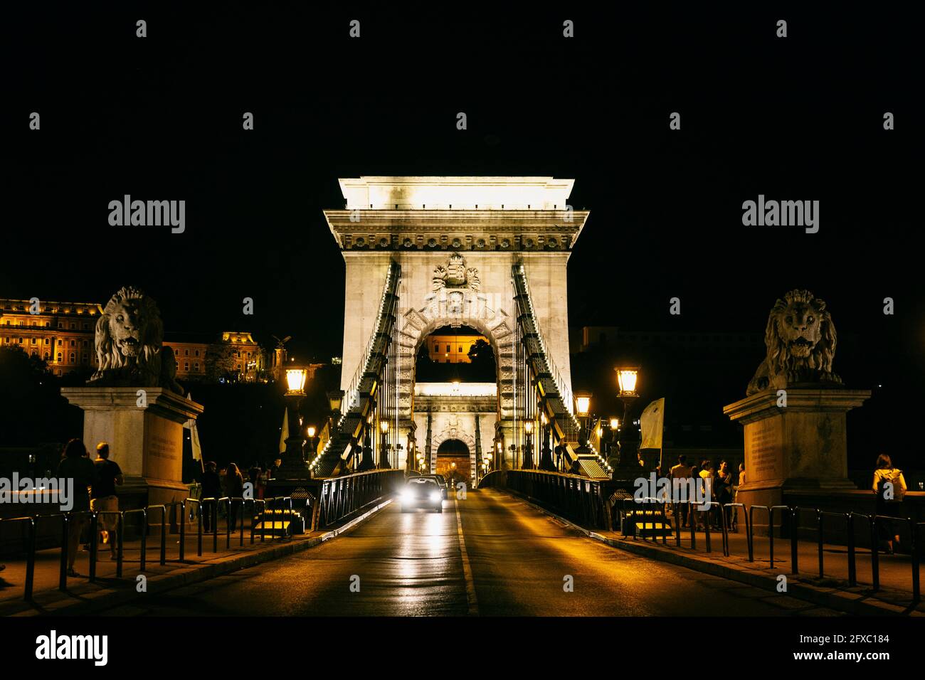La strada in avanti verso il ponte delle catene di notte a Budapest, Ungheria Foto Stock