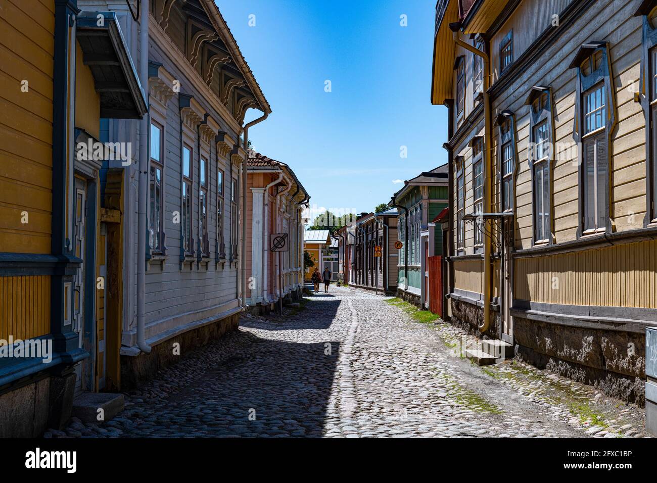 Finlandia, Rauma, vecchie case di legno lungo la strada acciottolata in Old Rauma Foto Stock