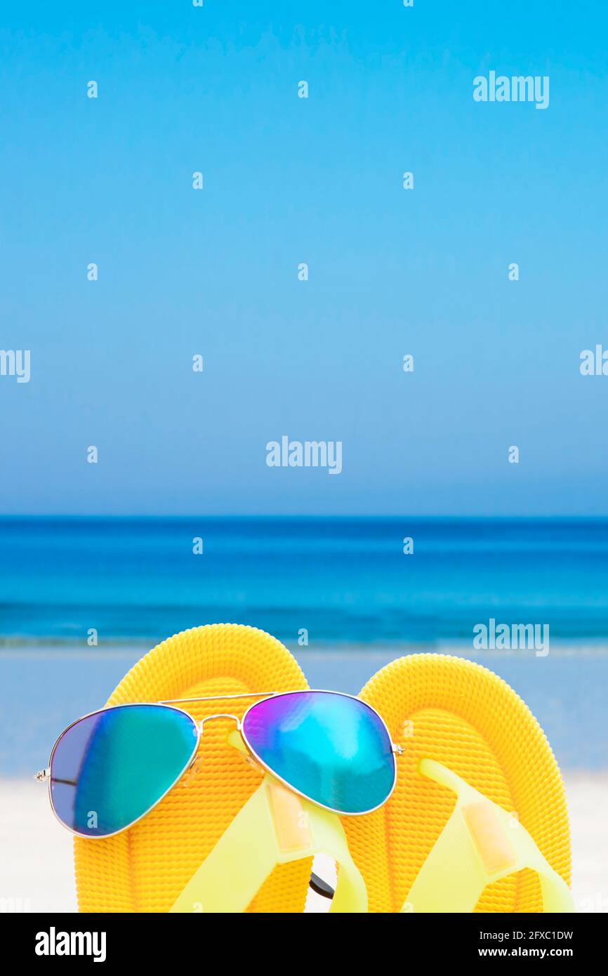 spiaggia di sabbia con sfondo mare, sfondo estivo Foto Stock