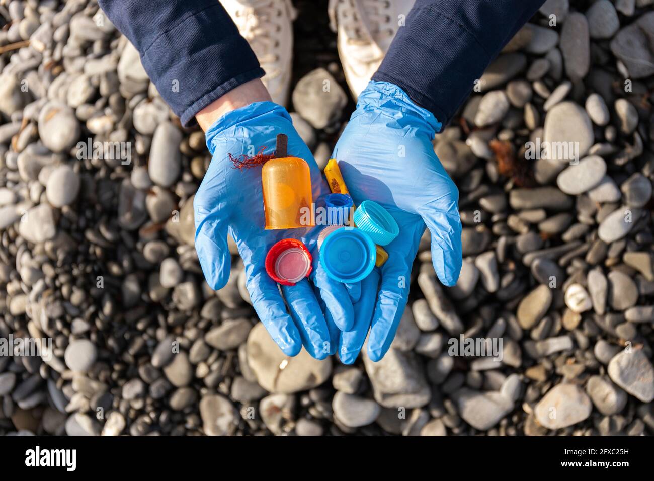 Donna in guanto protettivo con cappuccio in plastica Foto Stock