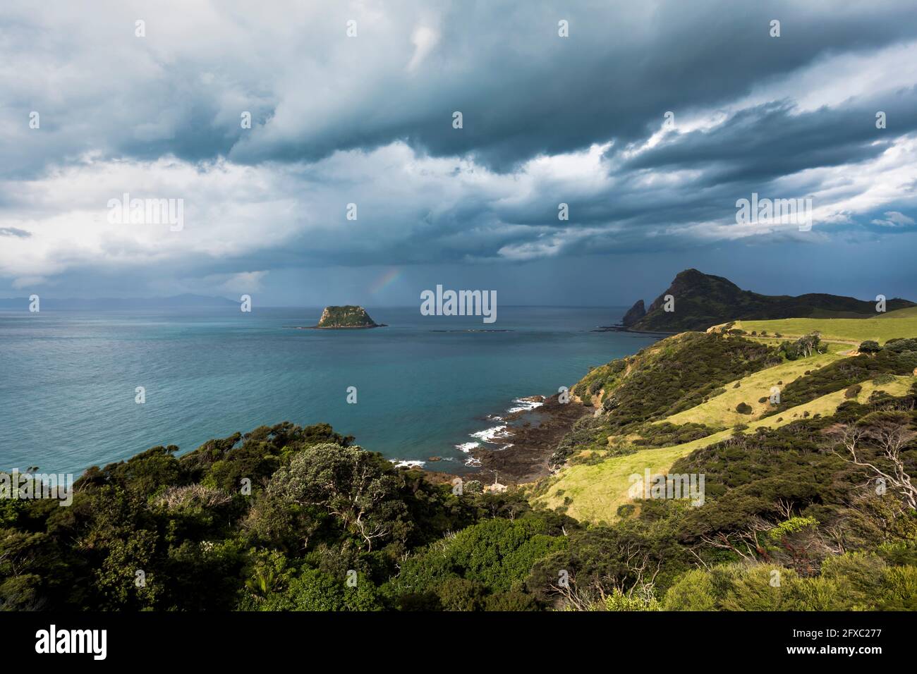 Nuvole tempesta che si radunano sulla costa della penisola di Coromandel Foto Stock