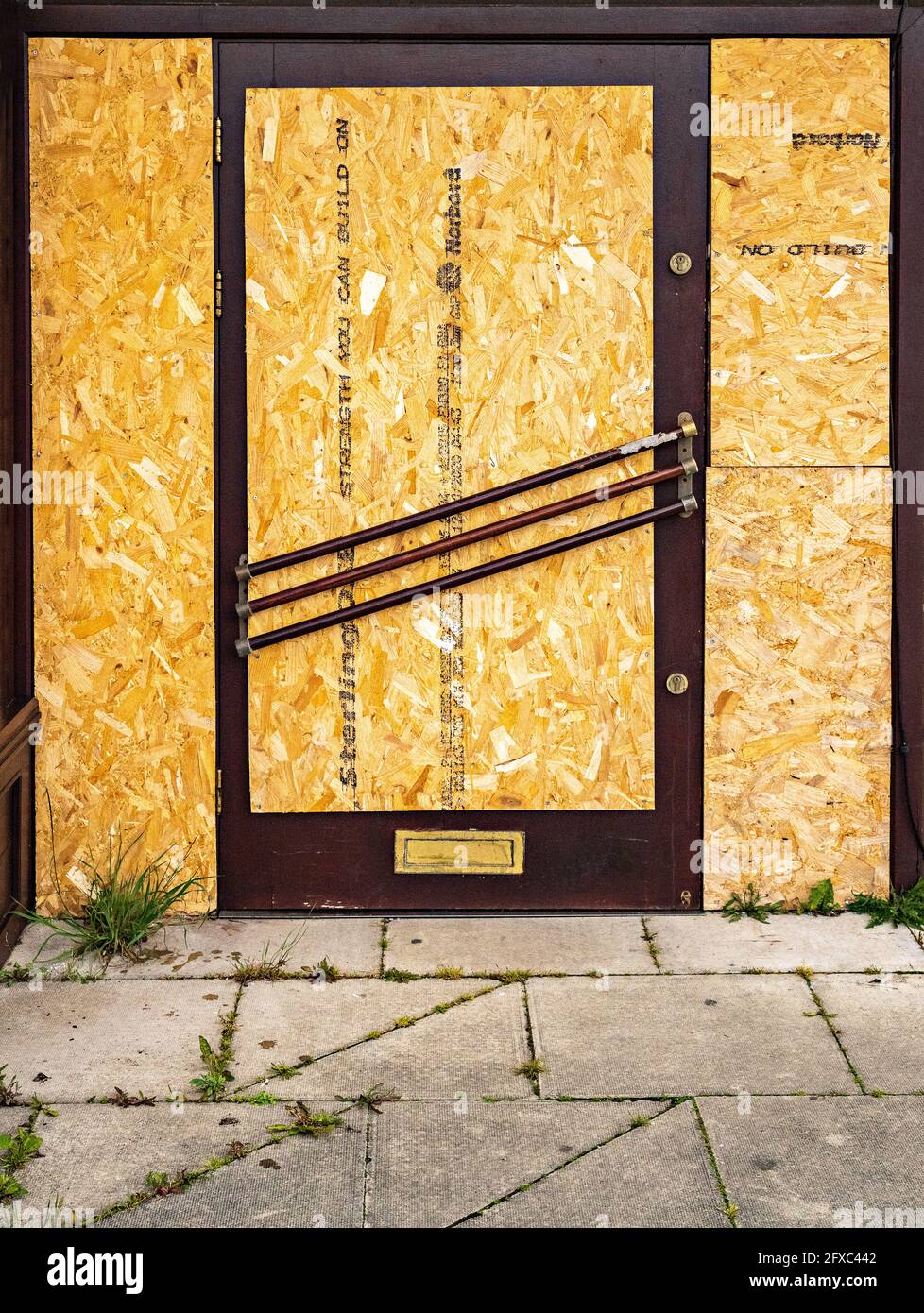 Proprietà di Frankie & Benny chiusa protetta da scheda a trefolo orientato (OSB) Foto Stock