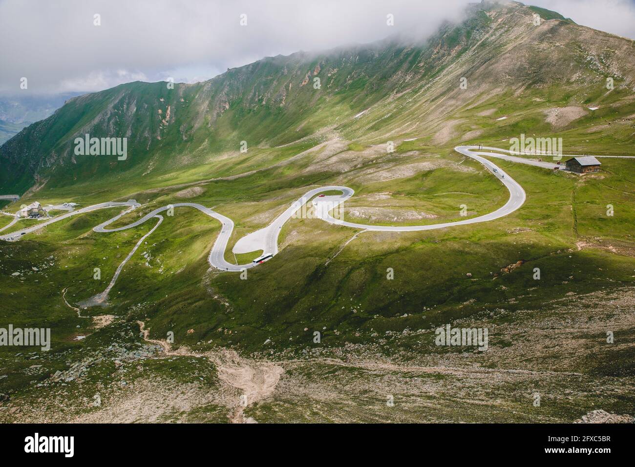 Austria, Carinzia, vista ad alto angolo della tortuosa strada alpina Grossglockner Foto Stock