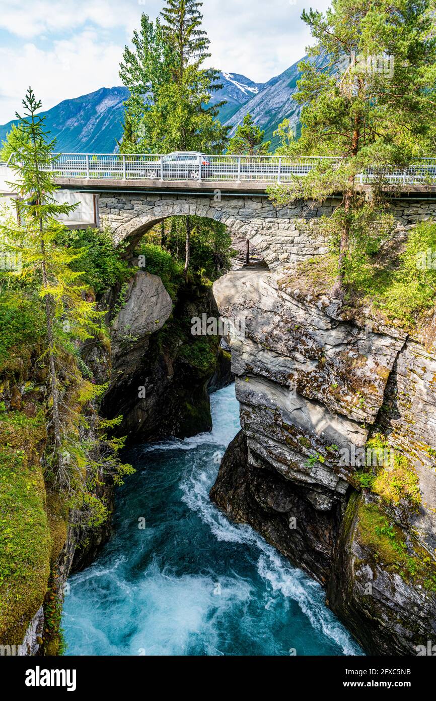 Fiume che scorre sotto il ponte Foto Stock