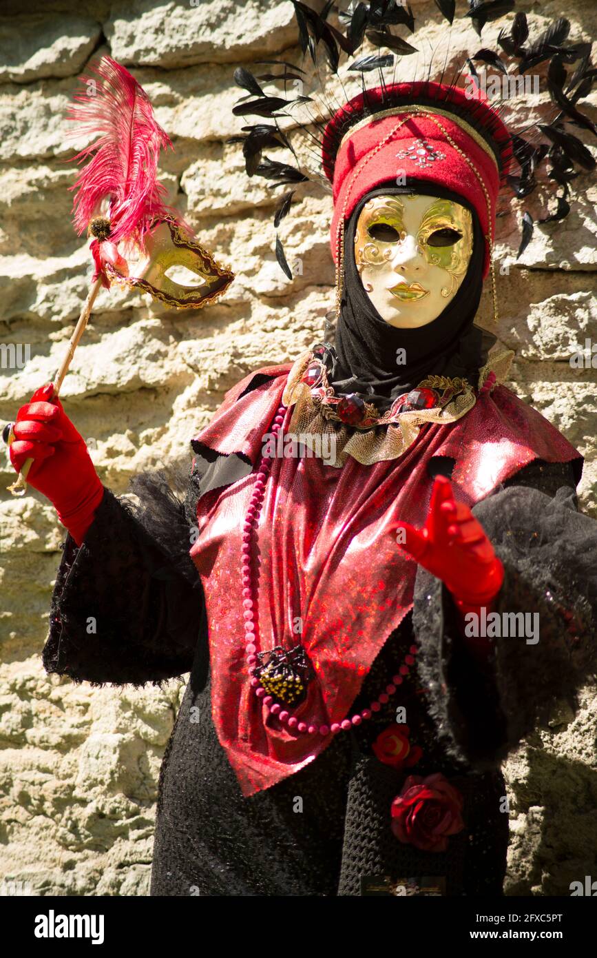 Donna in rosso carnevale veneziano costume-vestito tradizionalmente  carnevale persona di Venezia Foto stock - Alamy