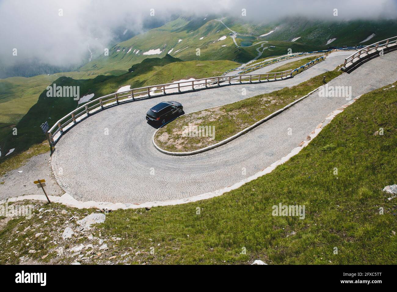 Austria, Carinzia, vista ad alto angolo dell'auto sulla strada alpina Grossglockner Foto Stock