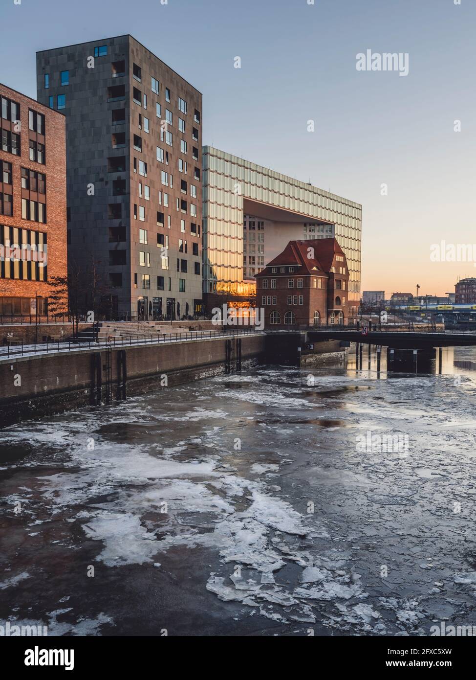 Germania, Amburgo, acque congelate di Brooktorhafen al crepuscolo in inverno Foto Stock