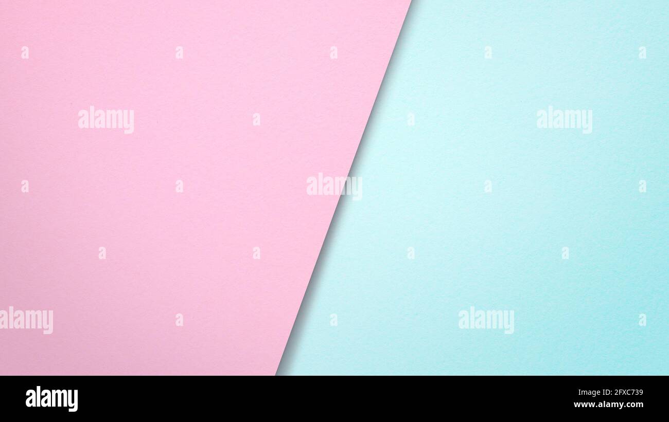 Pulire il foglio di carta rosa con carta color turchese. Sfondo astratto semplice e minimo con risoluzione 4k. Spazio di copia. Foto Stock