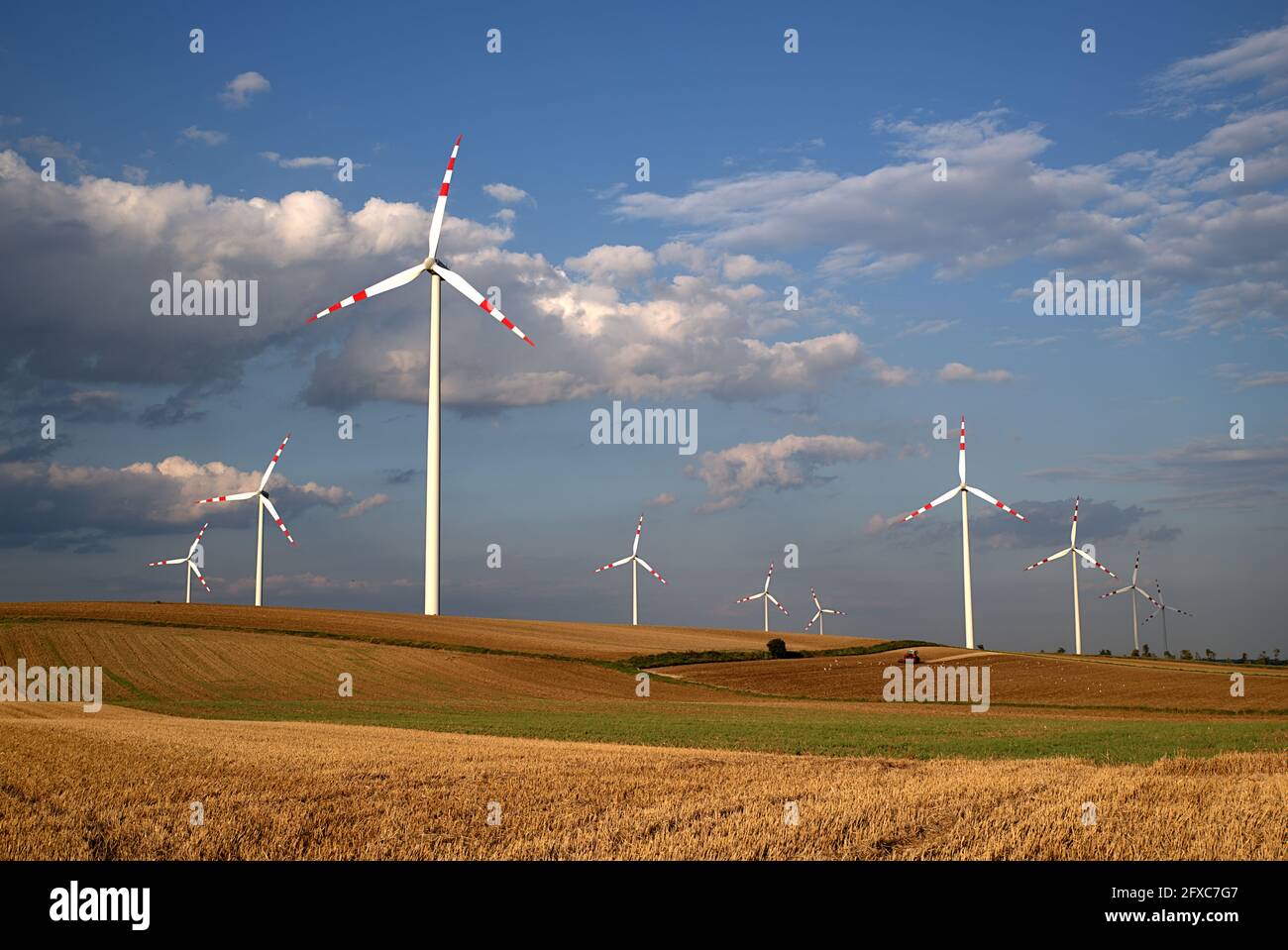 Paesaggio con mulino a vento fattoria e terreno agricolo, Austria Foto Stock