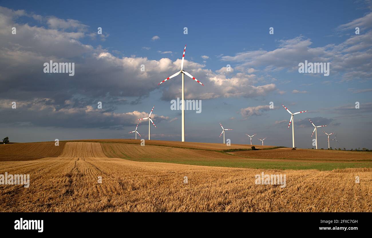 Paesaggio con mulino a vento fattoria e terreno agricolo, Austria Foto Stock