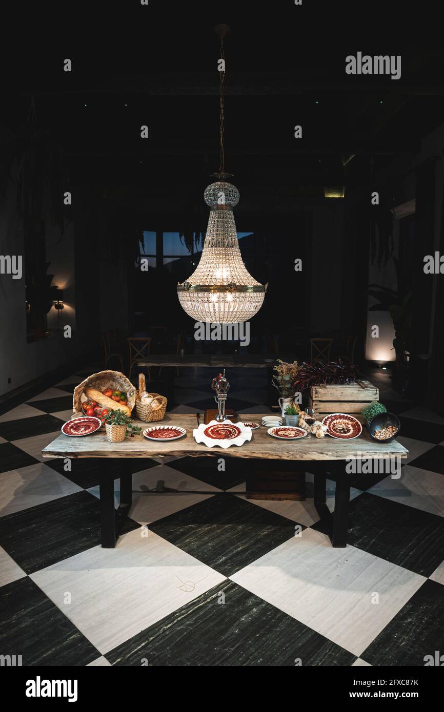 Lampada a sospensione illuminata sul tavolo da ristorante Foto Stock