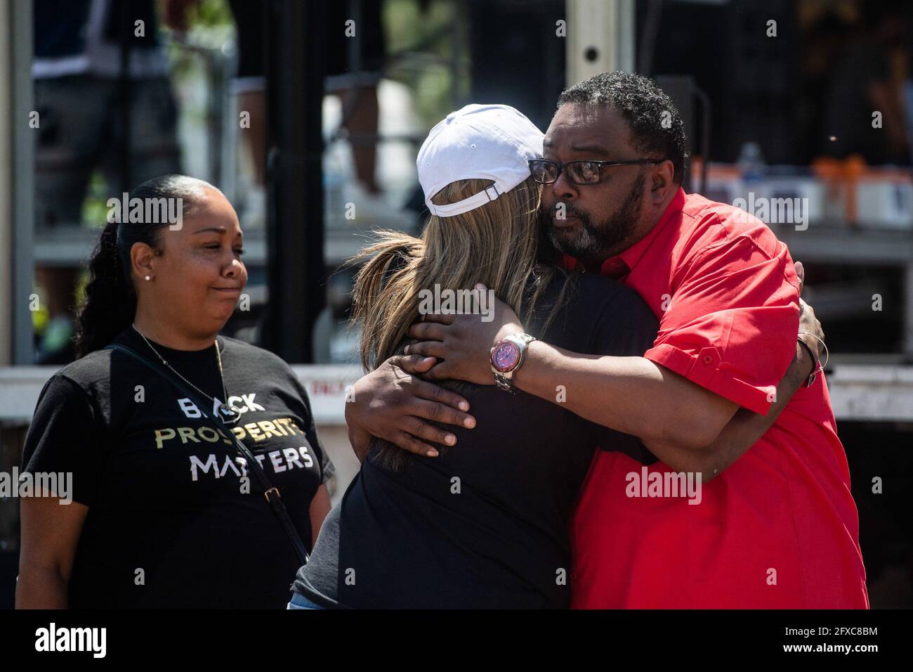 Minneapolis, Stati Uniti. 25 Maggio 2021. Jacob Blake Sr, padre di Jacob Blake Jr Hugs le'andria Johnson si esibisce al Commons Park durante l'evento commemorativo del 1° anniversario della sua morte il 25 maggio 2021 a Minneapolis, Minnesota. Foto: Chris Tuite/ImageSPACE/Sipa USA Credit: Sipa USA/Alamy Live News Foto Stock