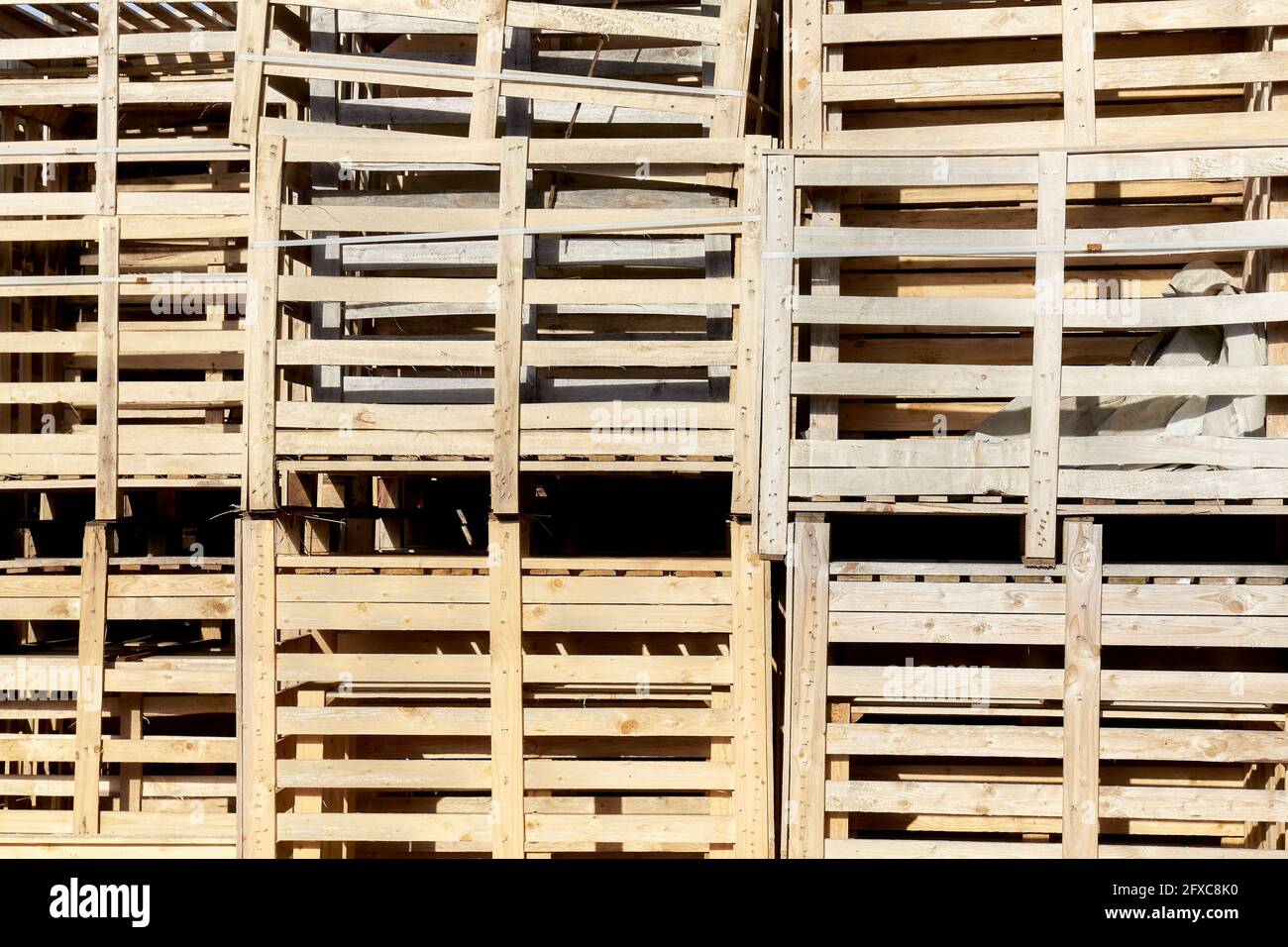 Pila di contenitori in legno per il trasporto di frutta e verdura. Foto Stock